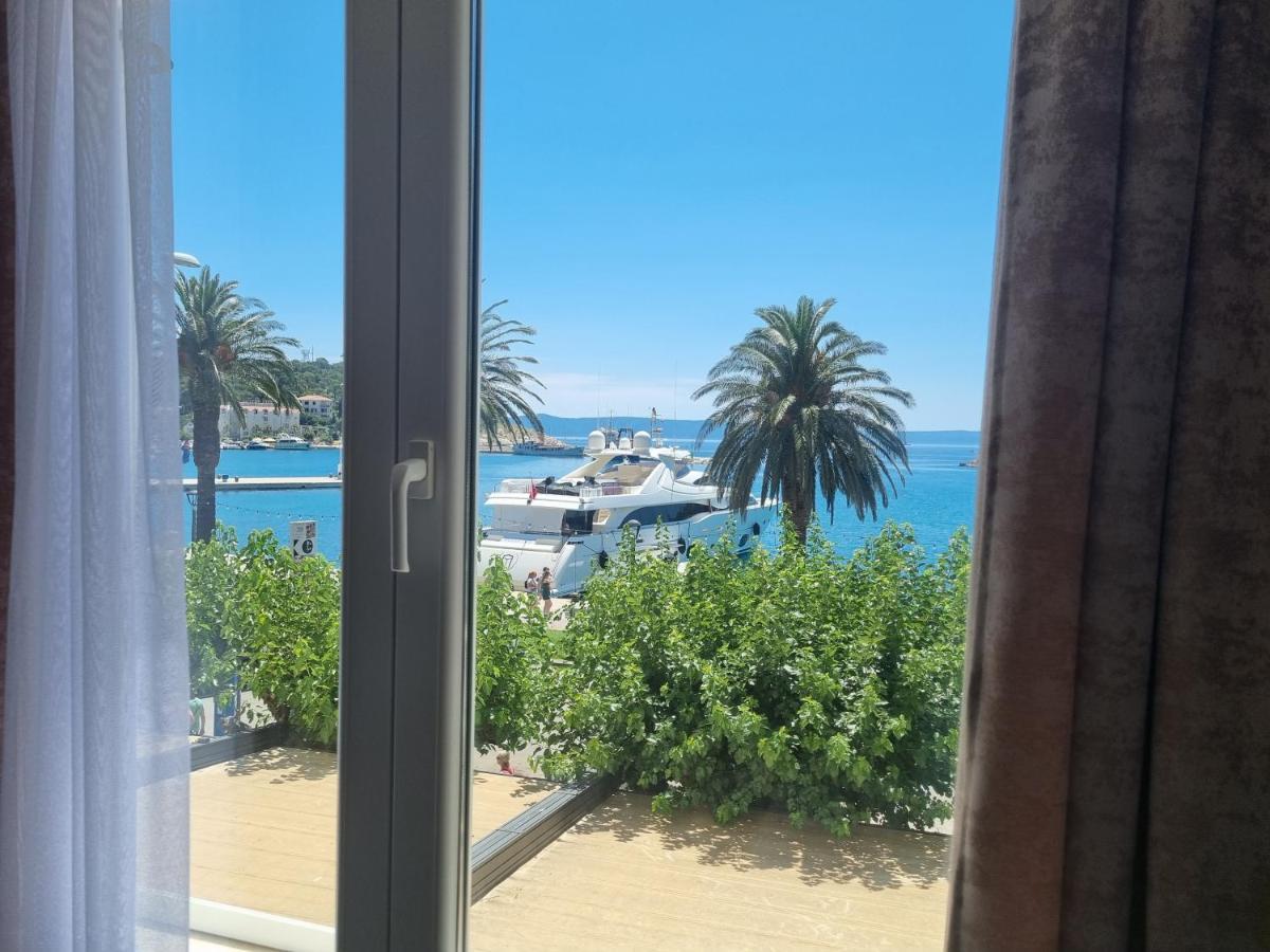 Seafront Apartment Makarska