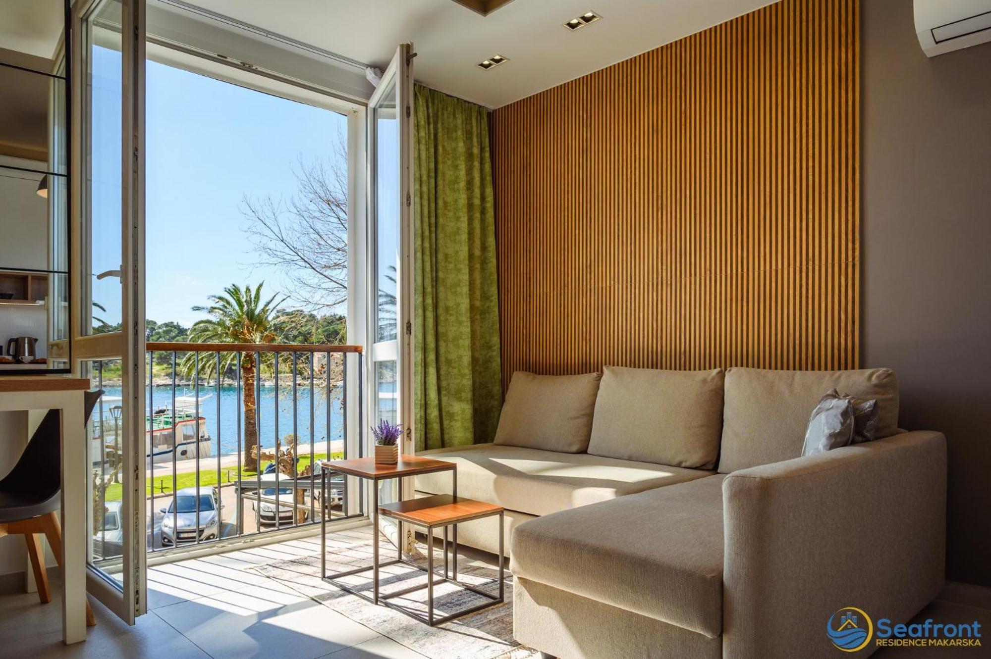 Seafront Apartment Makarska