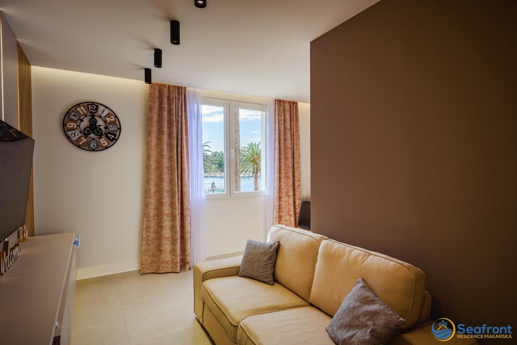 Seafront Apartment Makarska